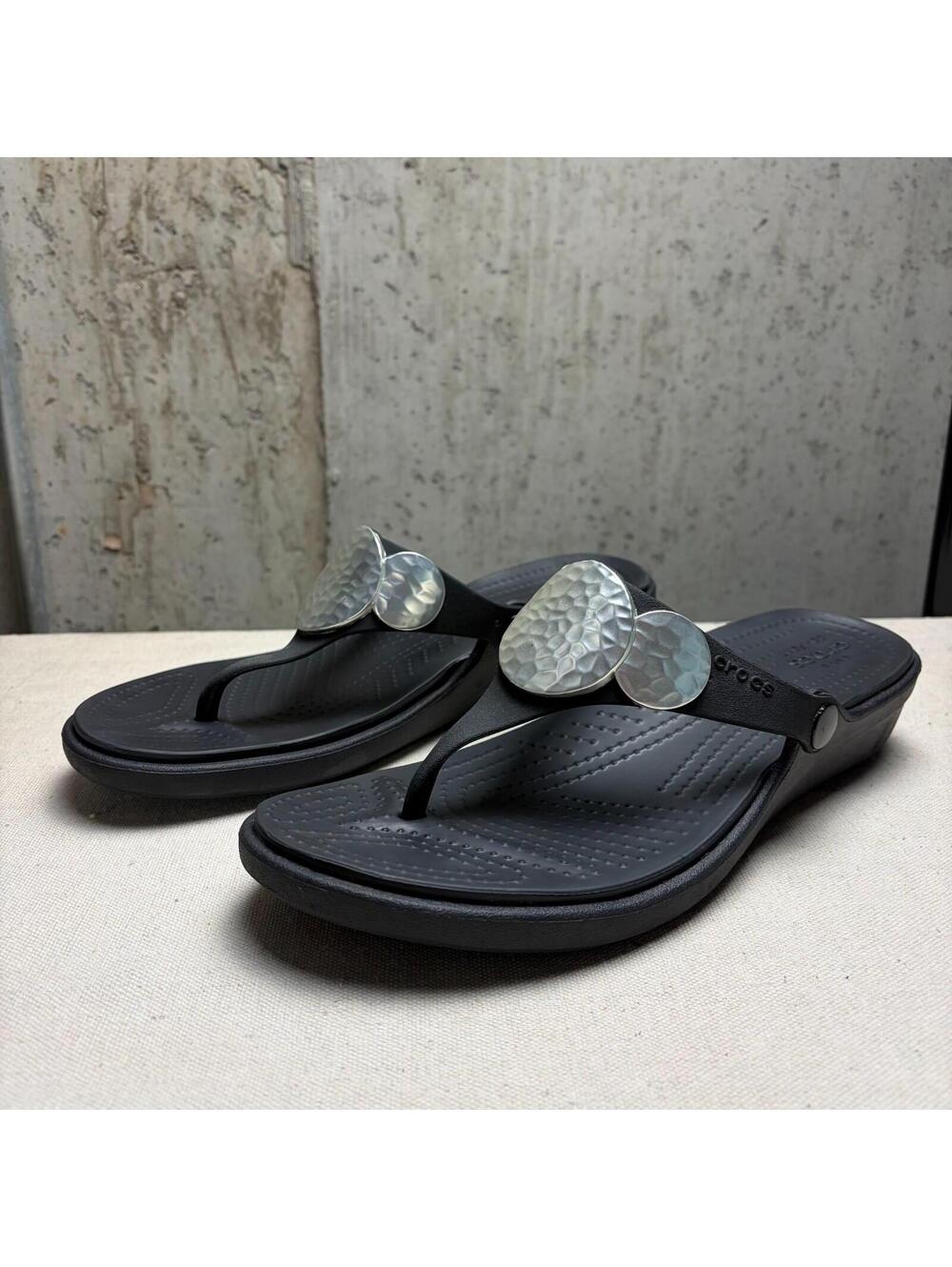 Crocs Sanrah Black Hammered Silver Circle Thong Wedge Heel Sandal Womens Size 10